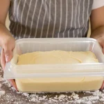 J’ai découvert cette astuce avec une simple boîte : ma pâte à tarte maison est vraiment prête en 2 minutes chrono